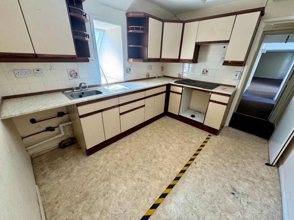 Lot: 58 - PERIOD CITY CENTRE FREEHOLD SHOP AND UPPER PARTS WITH POTENTIAL - First floor kitchen